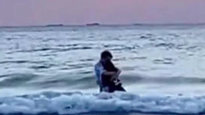 情侶海中擁吻歷時十多分鐘。網上圖片