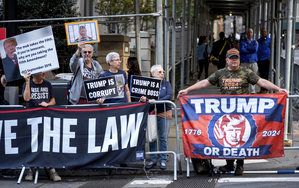 有支持及反對特朗普的示威者同場拉橫額抗議。AP