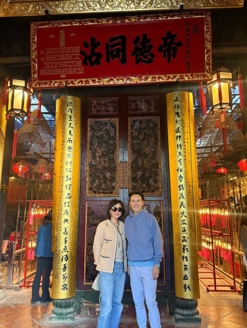 60岁「国际巨星」老婆文武庙拜神行头吓亲网民简约打扮竟值百万结婚近廿年坚持不生育