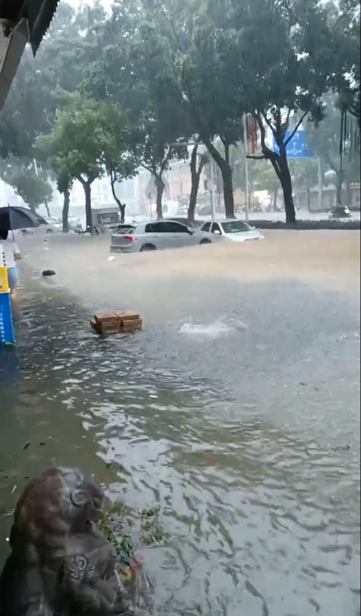 廣東多地暴雨，汕尾陸豐有觀測站錄逾400毫米雨量，惠來縣有多艘船被沖走。  