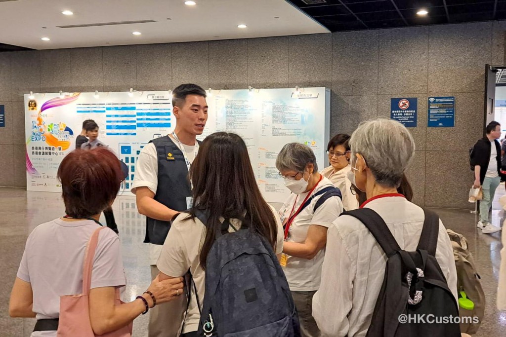 海關提醒市民要做個精明消費者。 海關提醒市民要做個精明消費者。