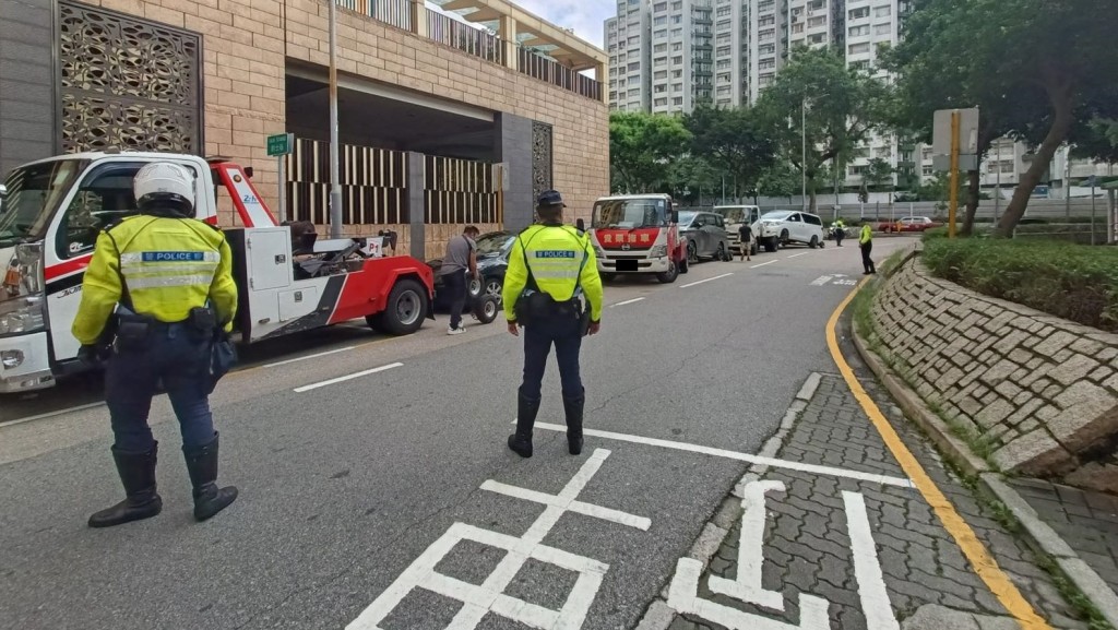 西九龍交通日針對違例行人司機 拖走23部嚴重阻塞車輛 。