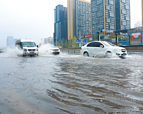 ■鄭州街頭車輛涉水通行。