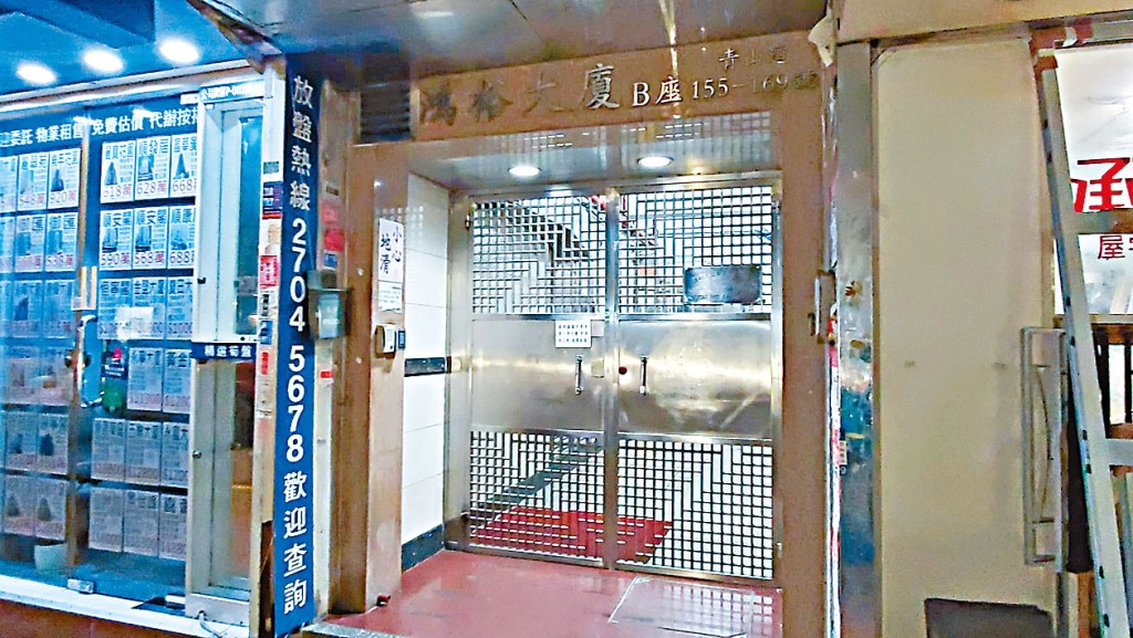警方在疑犯租住的劏房起出毒品及衝鋒槍。