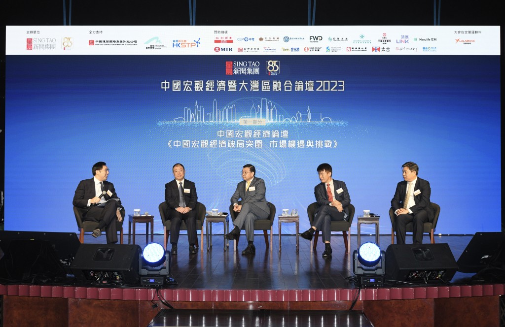 论坛的讨论主题之一是《中国宏观经济破局突围  市场机遇与挑战》。陈浩元摄