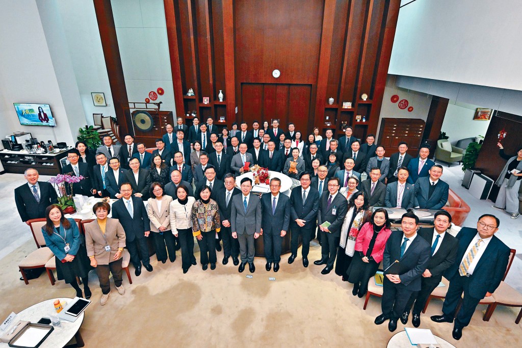 新一屆立法會昨日首次舉行前廳交流會。