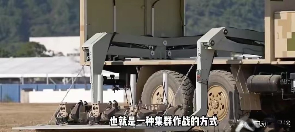 機械狼以小隊式作戰為主。（央視軍事）