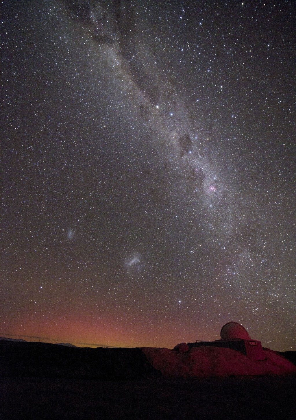 師生2016年參加學校舉辦的天文遊學團，前往紐西蘭南島的黑暗天空保護區學習天文攝影，圖為老師所拍攝的銀河和南極光。