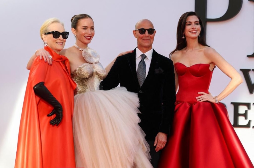 （左起）梅麗史翠普、艾美莉賓特、史丹利杜斯和安妮夏菲維，4位主角着得靚靚現身《穿Prada的惡魔2》紐約首映禮。