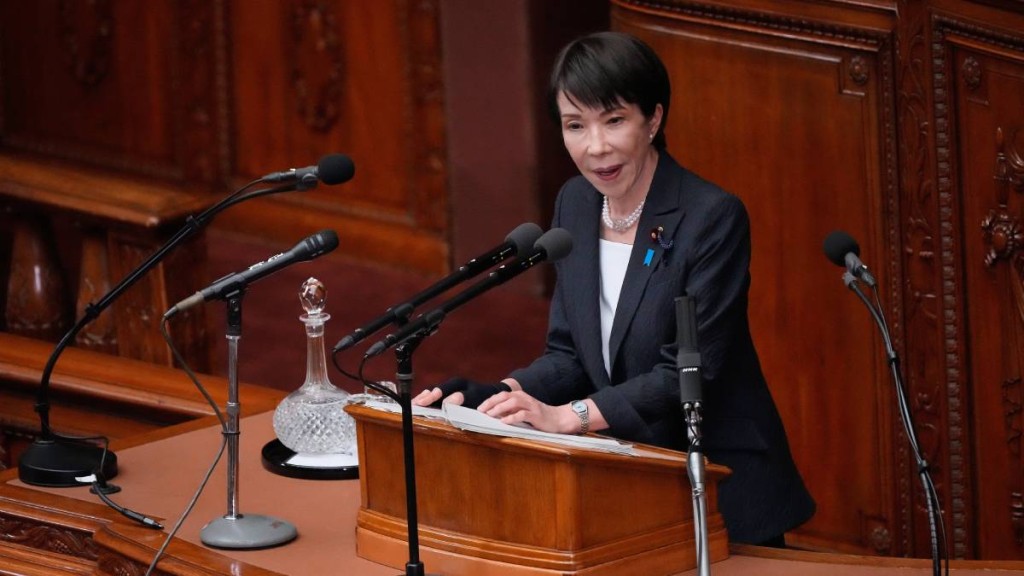 高市早苗向當選自民黨議員發放價值數萬日圓的禮品引發爭議。(美聯社) 高市早苗向當選自民黨議員發放價值數萬日圓的禮品引發爭議。(美聯社)