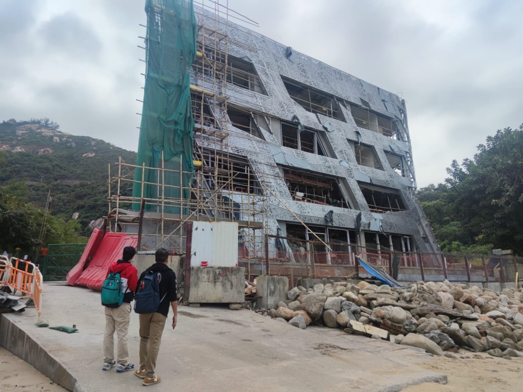 地盤兩名工人被高處墮下的圍板砸中1死1傷。梁國峰攝