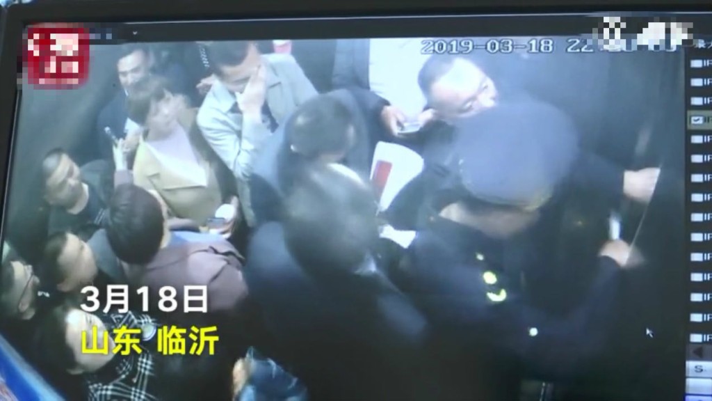 部分被困人员尝试从内部打开电梯门自救,致电梯变形,增加了救援难度。 网上影片撷图