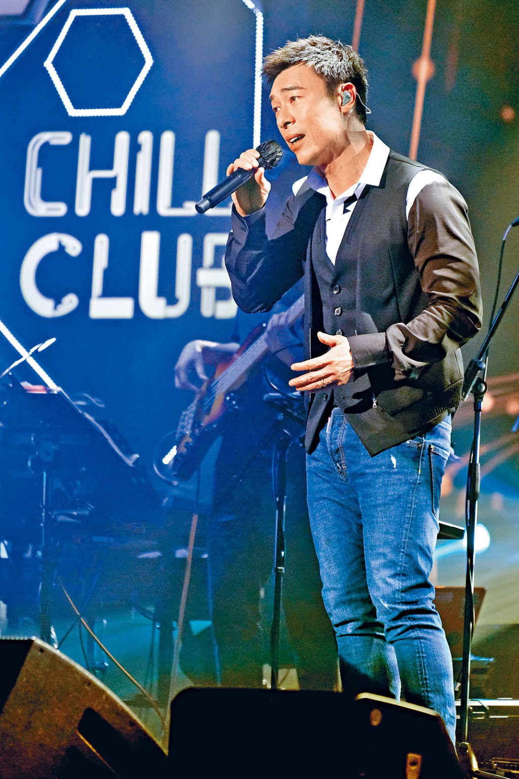 ■許志安演繹首本名曲《一步一生》。