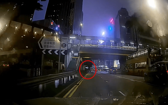車CAM拍得一名男子在行車線慢線行走。fb 車cam L（香港群組）Ting Yu Cheung
