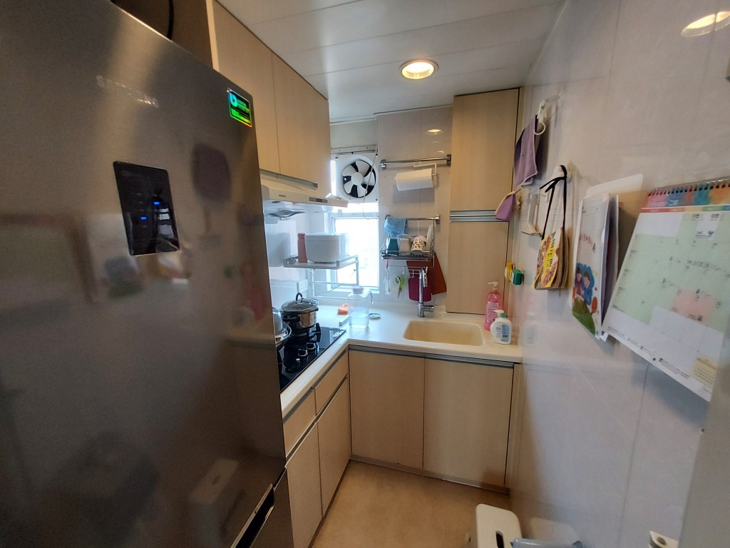 廚房兼顧備餐及收納需要。