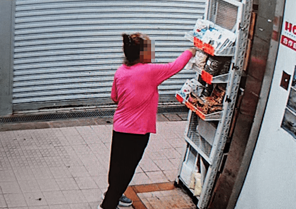 女街坊偷去貨物。fb：新大圍聯盟