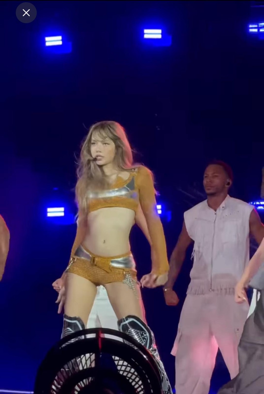 Lisa在個人演出時,大跳性感舞蹈。 Lisa在個人演出時,大跳性感舞蹈。