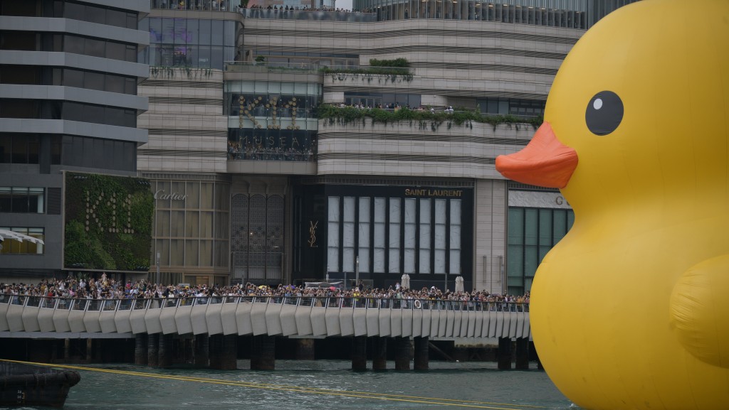巨型橡皮鸭下午在维港巡游，途经K11 Musea、会展等地标，市民在岸边拍照送别。（陈浩元摄）