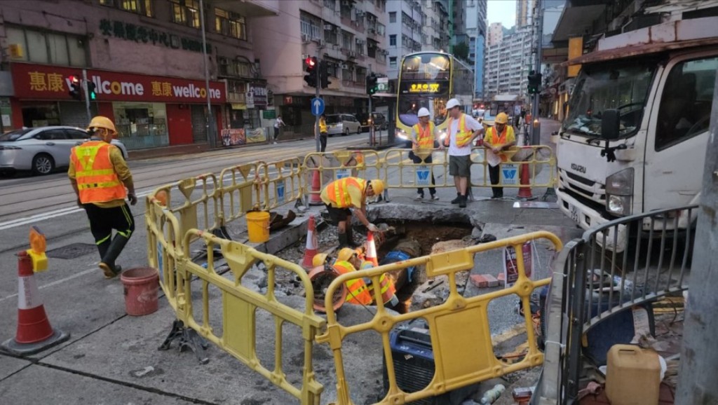 筲箕灣兩周前有食水管道爆裂，導致港島東區多處大範圍無食水供應。資料圖片