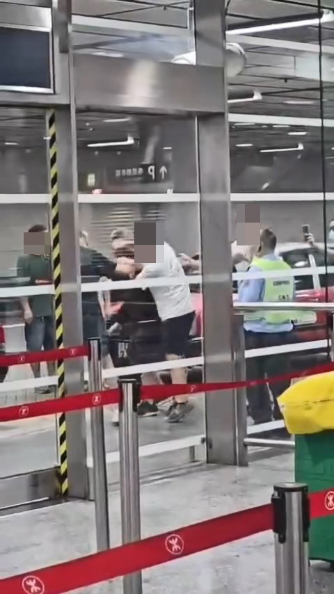 白衣男向黑衣男揮拳至少10下。網上片段截圖 白衣男向黑衣男揮拳至少10下。網上片段截圖