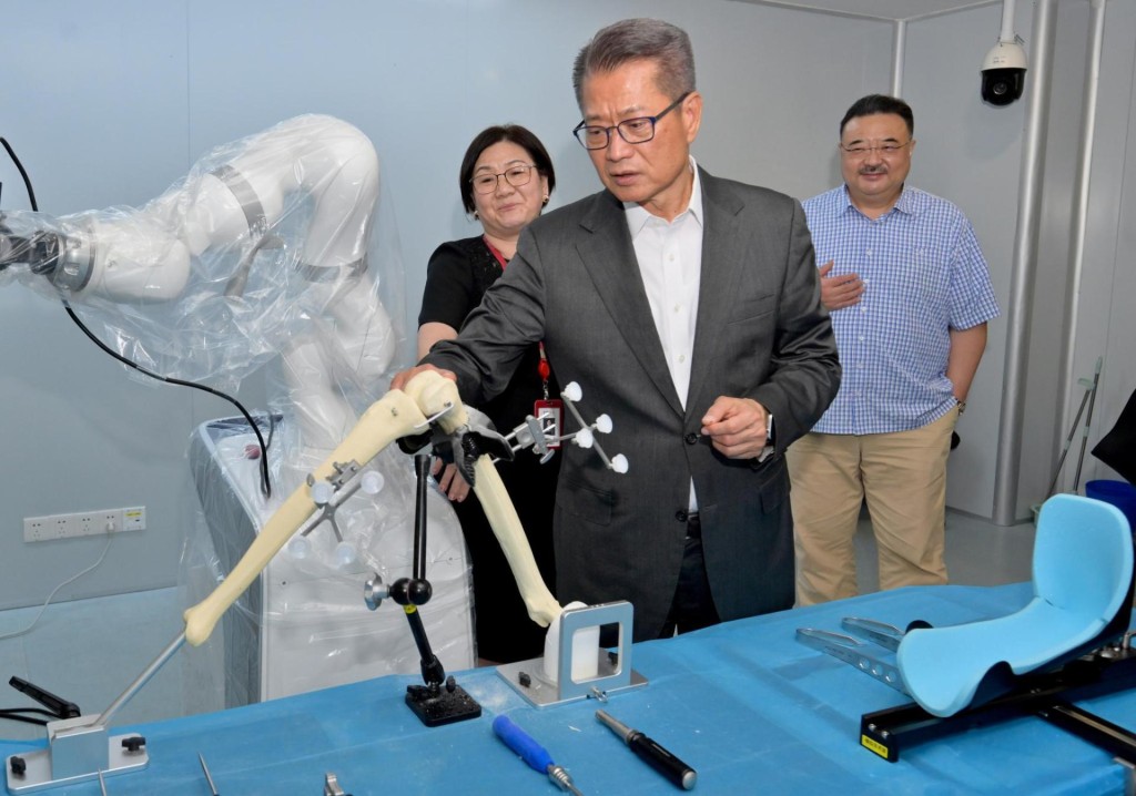 陳茂波參觀一家研發和製造手術機械人和高端醫療裝備的企業。