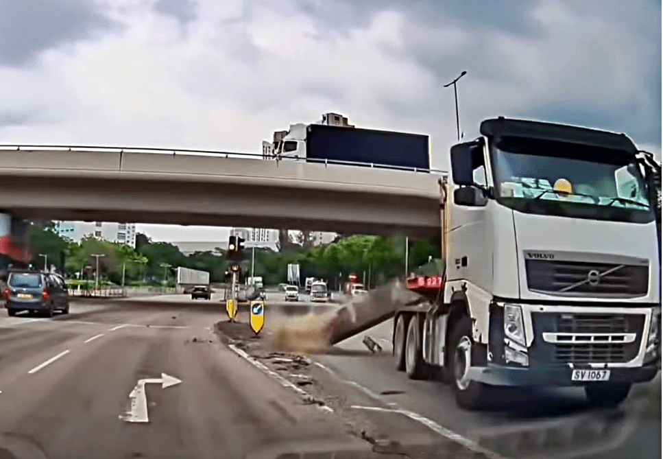 拖頭駛進屏廈路時甩出硬物。fb： 突發馬路車cam大全