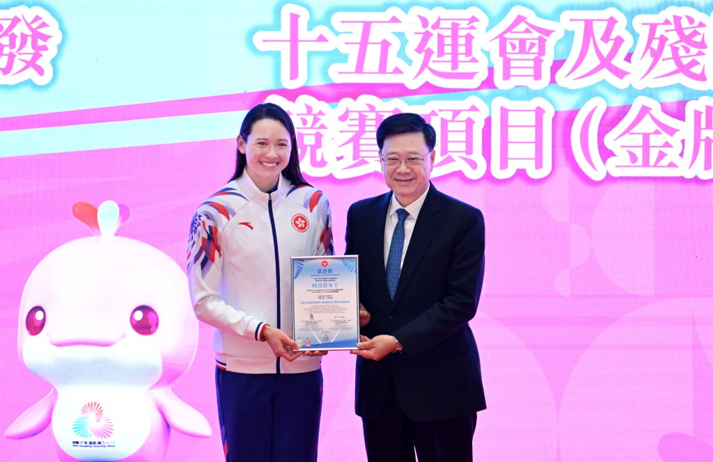 「女飛魚」何詩蓓在游泳項目奪得兩金兩銅，獲李家超嘉許。