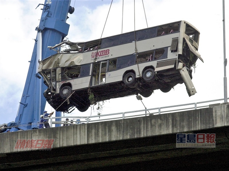 巴士嚴重損毁。資料圖片