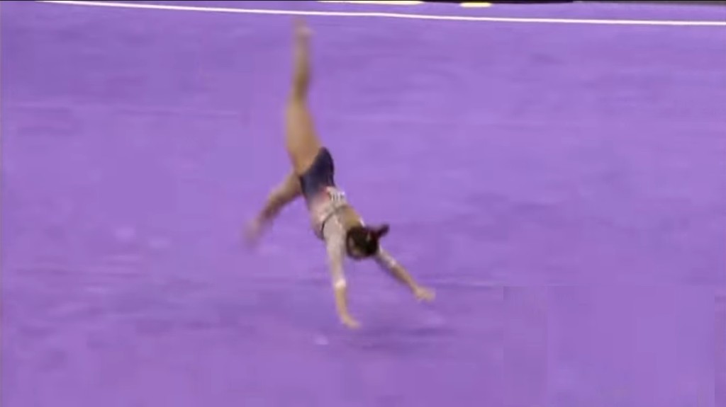 女體操選手Samantha Cerio空翻落地時發生意外。　影片截圖