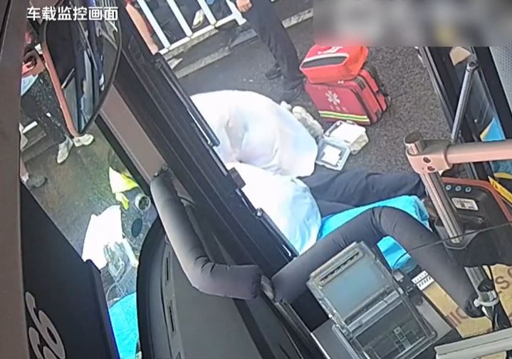 年僅43歲的巴士司機周俞，死前最後一刻仍奮力防止車禍。