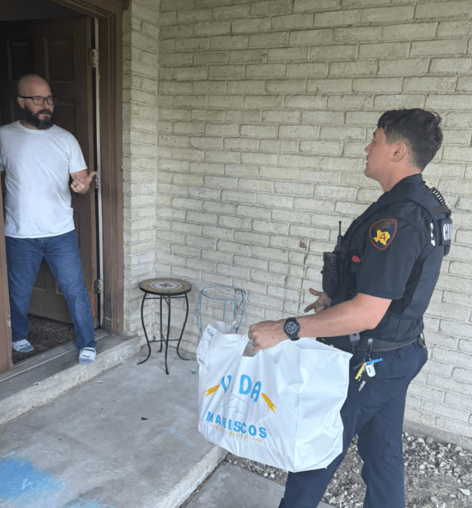 為了訂餐客人不會餓著，副警長查帕親自為其送外賣。Facebook@Mark Herman, Harris County Constable Precinct 4