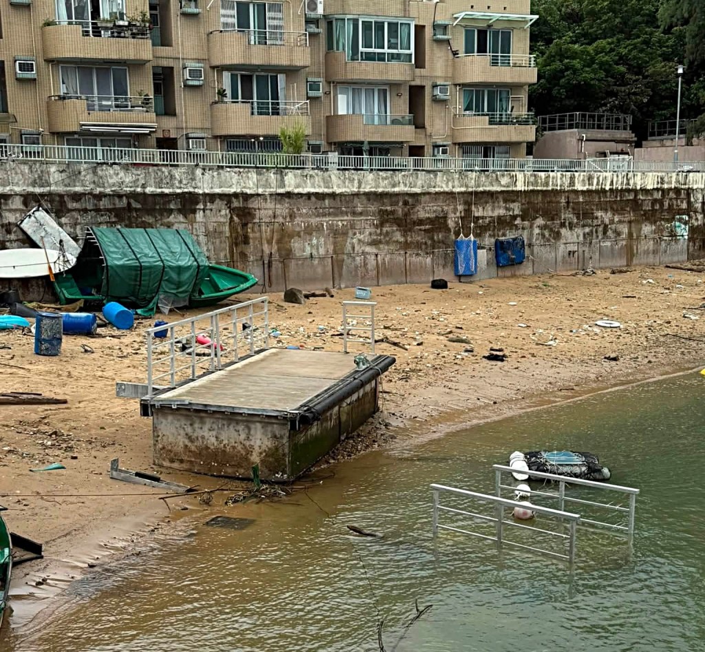 其中一塊石壆被沖上岸,另一塊沉沒海中。fb:珀麗灣快樂群組 其中一塊石壆被沖上岸,另一塊沉沒海中。fb:珀麗灣快樂群組