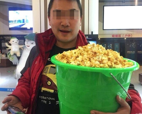 杭州戏院10元爆谷任装，民众带水桶「抢攻」。网上图片