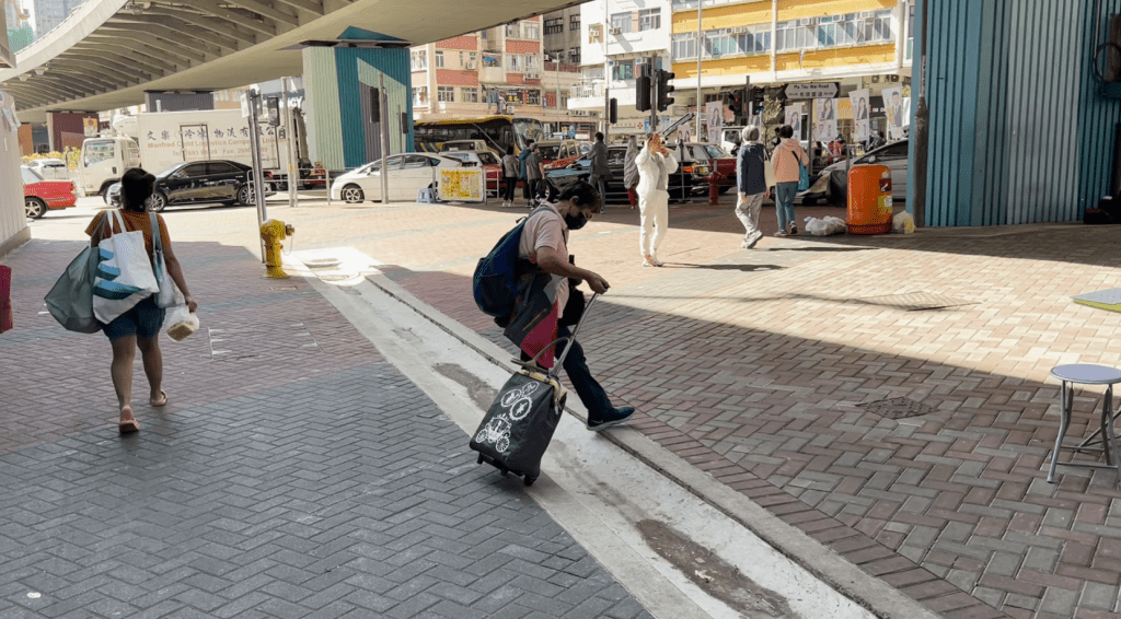 部分路人拉住手拉车经过，非常不便。