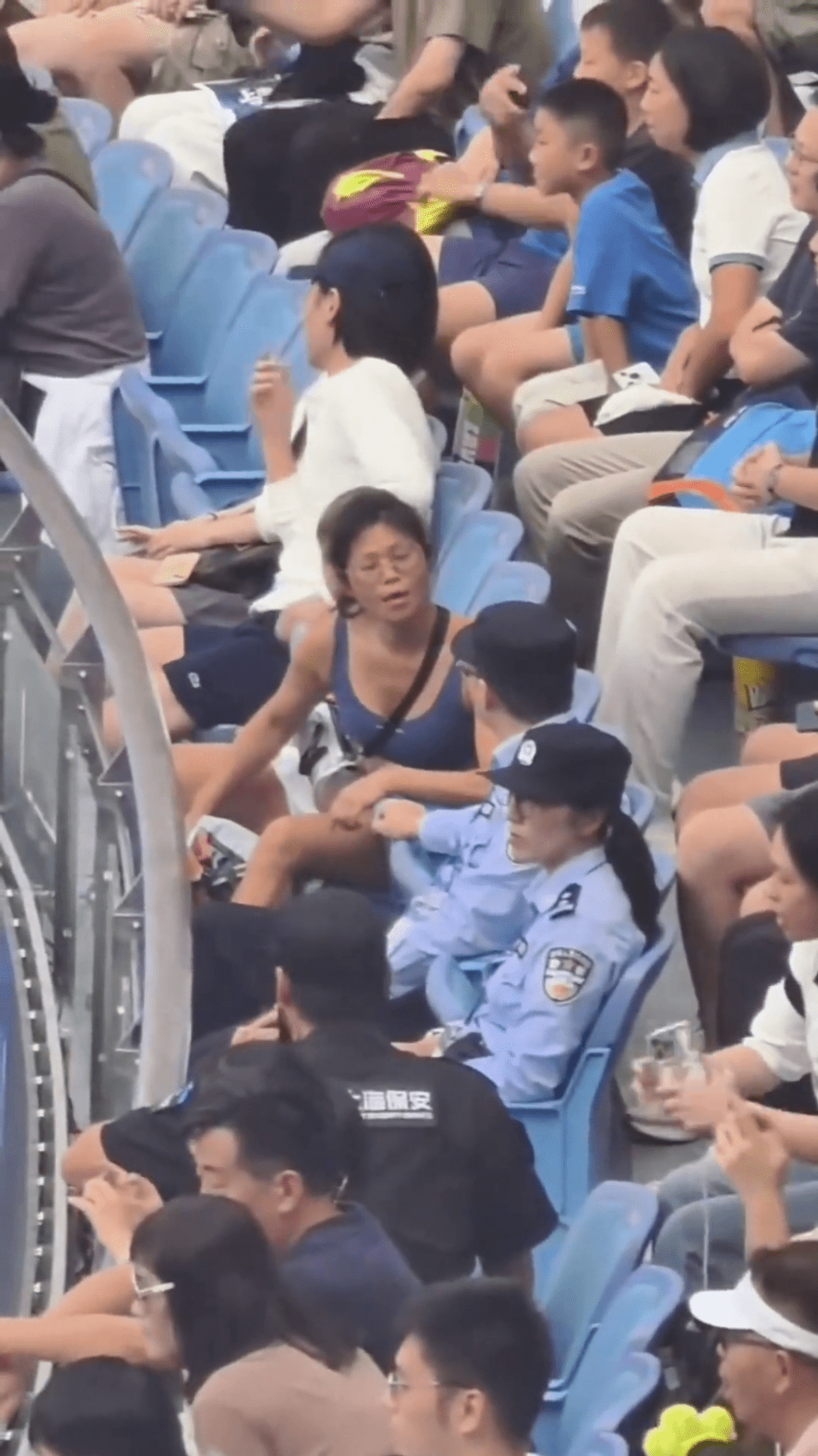 與保安發生爭執。