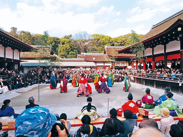 下鴨神社的蹴鞠表演，每年都吸引不少人圍觀。