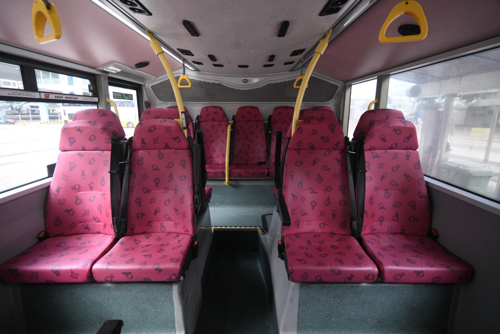 乘客使用有戴配安全帶的座位，必須戴上安全帶。