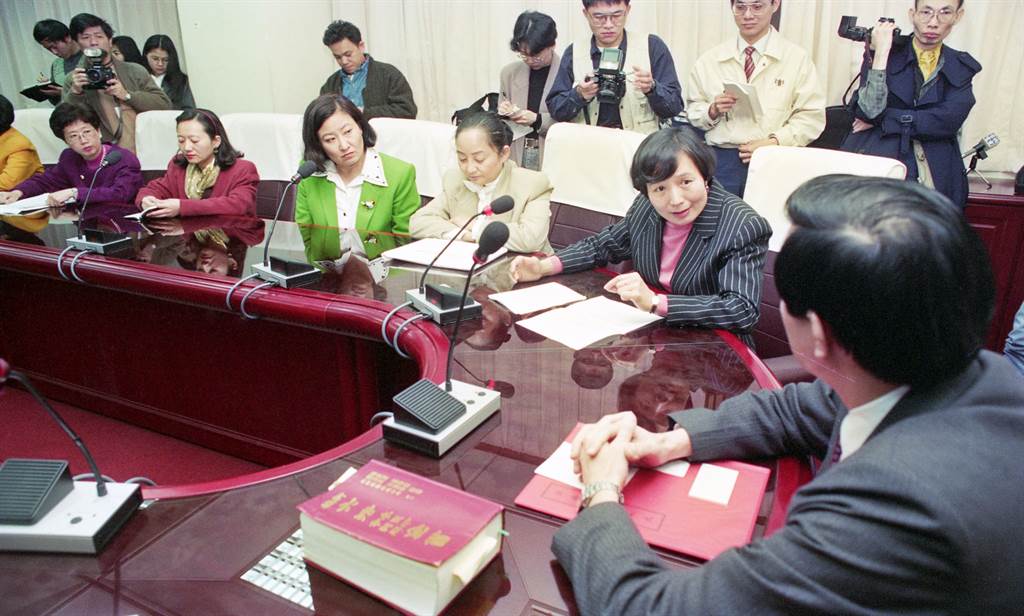 1994年2月26日,婦女團體為鄧如雯案,率隊向時任法務部長馬英九陳情。中時資料圖 1994年2月26日,婦女團體為鄧如雯案,率隊向時任法務部長馬英九陳情。中時資料圖