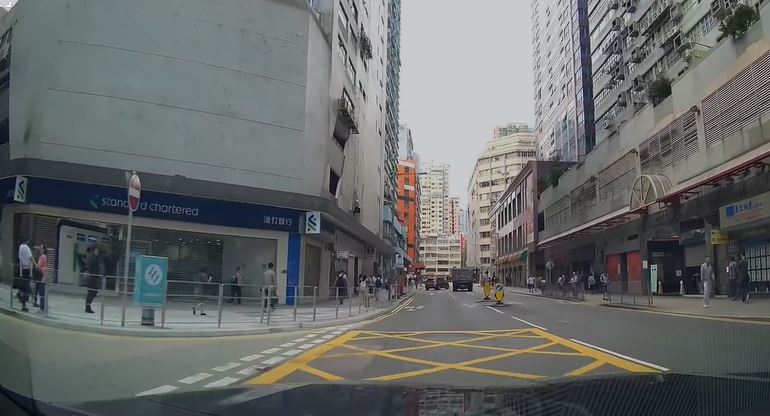 寶馬倒車時與尾隨貨車相撞。FB車cam L（香港群組）