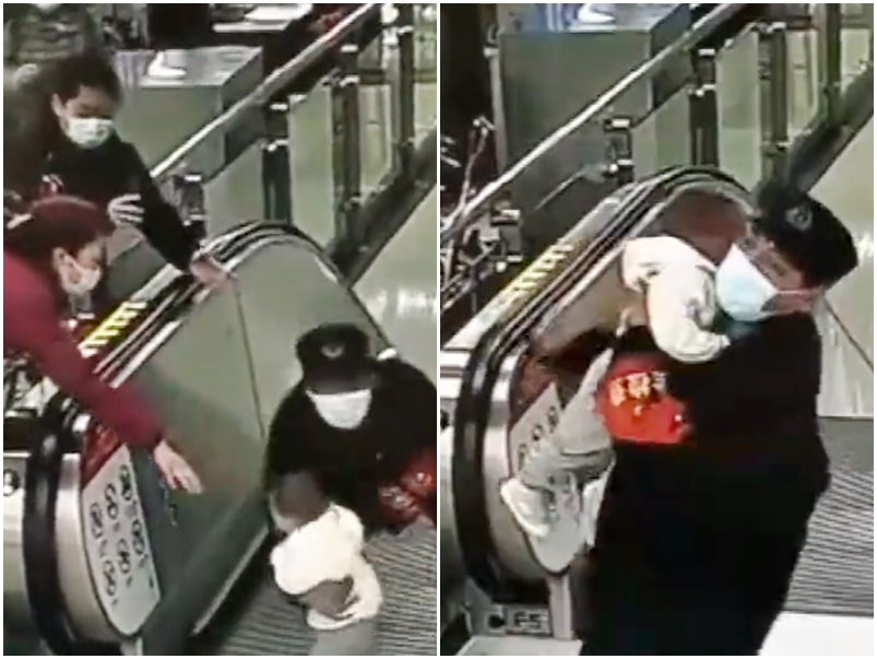 職員抱起男童，避免因摔下扶手電梯而造成嚴重傷害。網圖