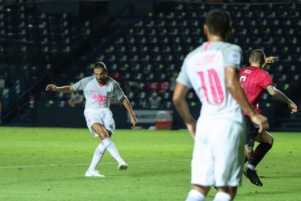 丹恩奴域把握一次机会一射入网。 杰志图片