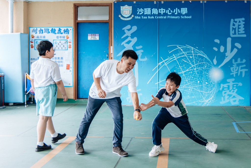 林校長與同學們相處融洽。(圖片來源:《親子王》) 林校長與同學們相處融洽。(圖片來源:《親子王》)