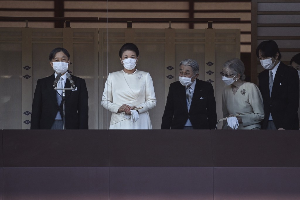 日本德仁天皇與皇室成員參與「新年一般參賀」活動。AP