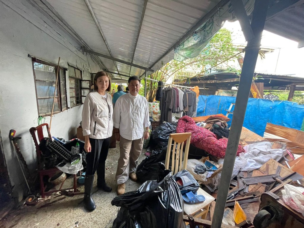 仁濟慈善大使麥包及陳嘉桓前往上水虎地坳村，視察黑雨後受災住所情況。