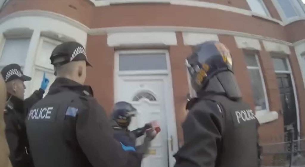 英国警方凭鹦鹉说话片段瓦解贩毒集团。Lancashire Police