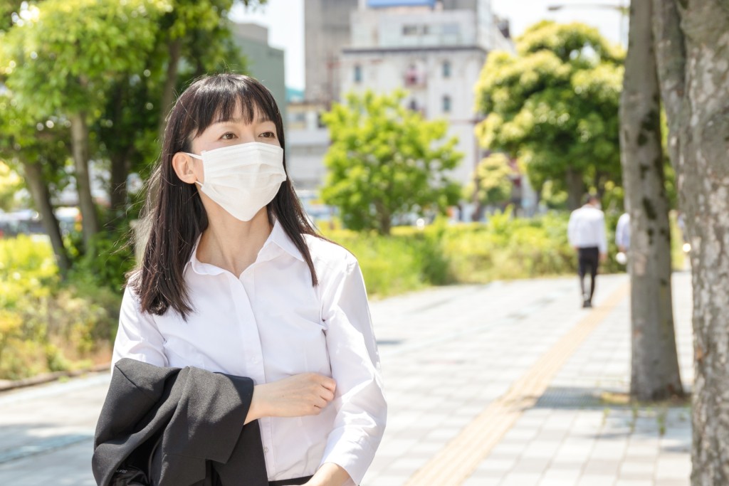 夏日炎炎，面部油脂分泌增多，加上近來又要佩戴口罩，悶焗之餘更容易滋生細菌，很不舒服。