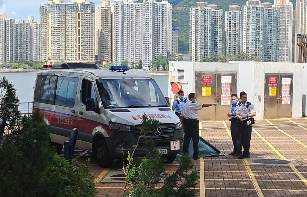 救援人员将遗体移送到马料水水警基地。