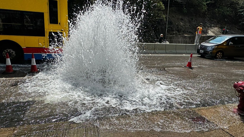 爆水管位置猶如泉湧。FB:林浩瑋 ROY 爆水管位置猶如泉湧。FB:林浩瑋 ROY