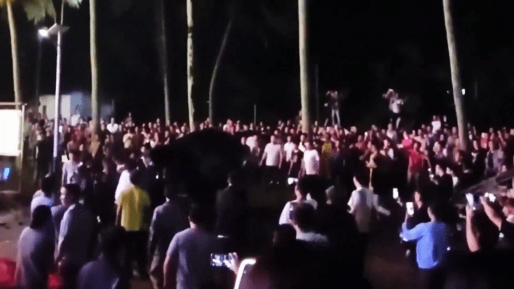 現場聚集人群眾多。 現場聚集人群眾多。