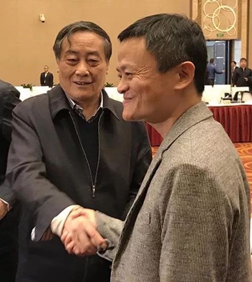 宗慶後(左)和馬雲(右) ，在暴發「虛實經濟之爭」後「握手言和」。